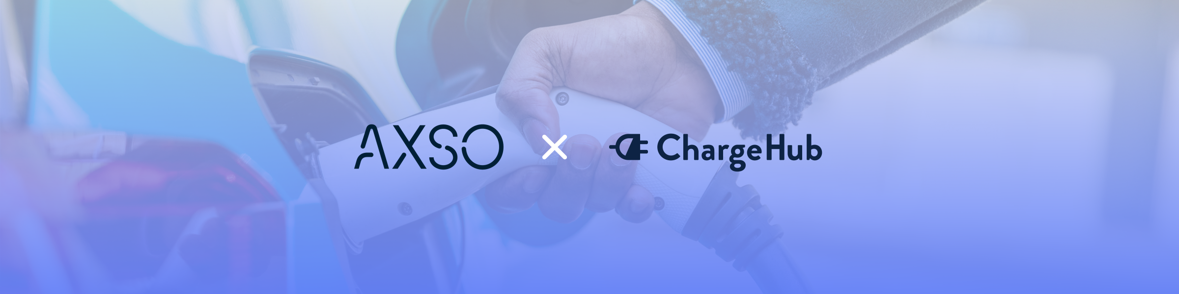 Partenariat AXSO et ChargeHub – recharge de camion électrique – logos AXSO et ChargeHub – mains branchant une borne de recharge – plateforme de réservation interopérable